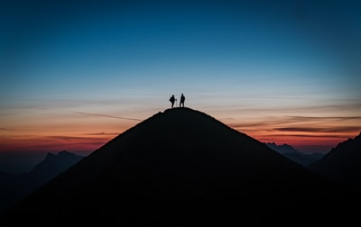 轮廓的人站在山的白天
